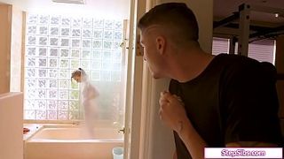 Брат в ванной отлизал няшной сестре аккуратную пилотку и поебался с ней на полу