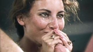 Домохозяйка вылизала на кухне сантехнику волосатое очко и дала ему в лохматку